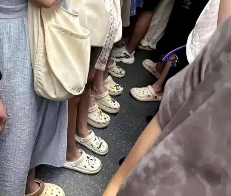 夏天穿多洞洞鞋容易诱发脚气，这是真的吗？