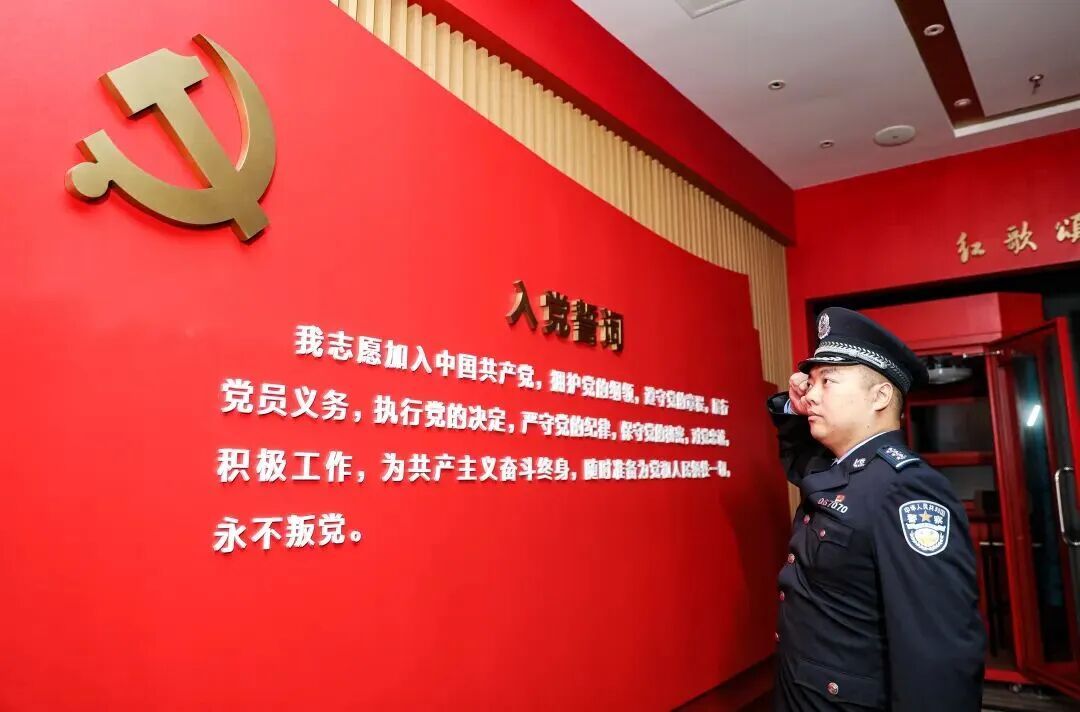 他下巴上那道5厘米的疤,离颈动脉只有2厘米 他下巴上那道5厘米的疤,离颈动脉只有2厘米