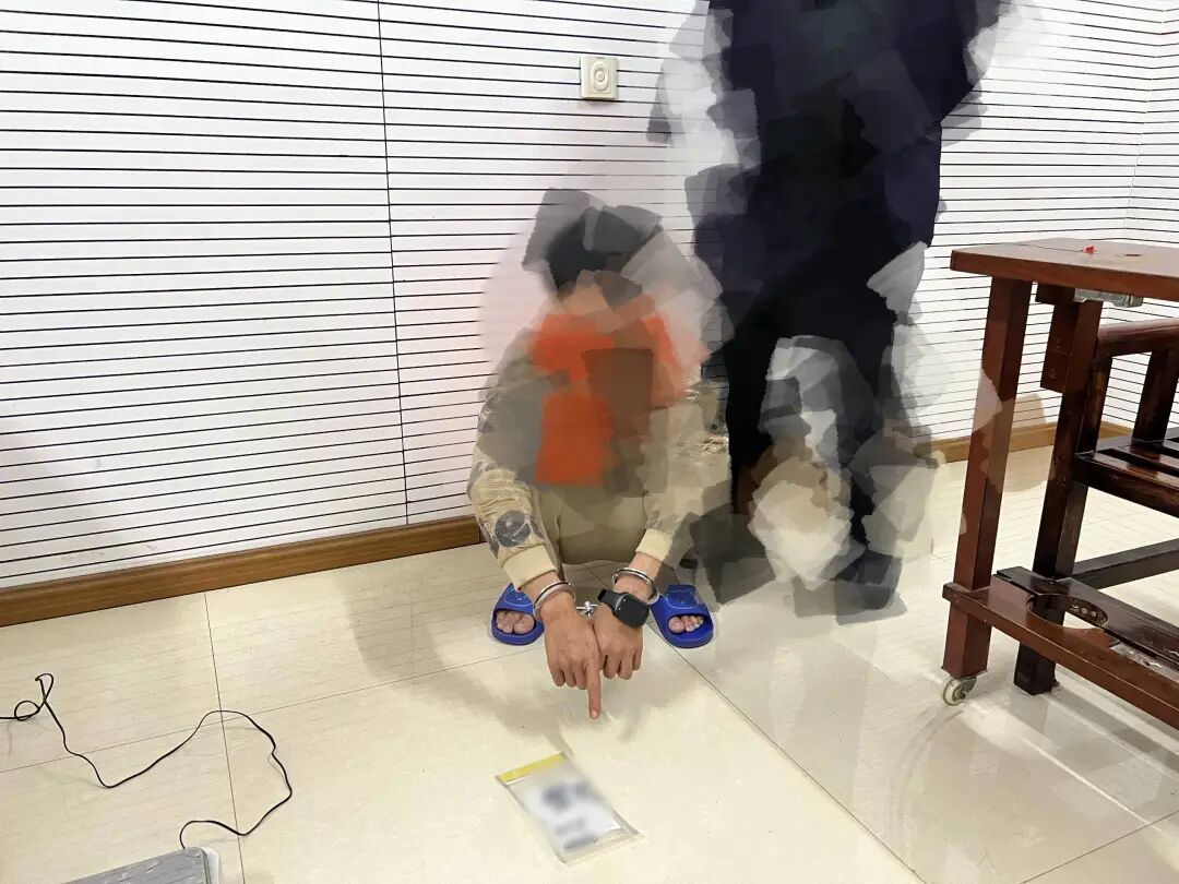 直击缉毒现场!广西钦南警方破获一起运输毒品案 → 直击缉毒现场!广西钦南警方破获一起运输毒品案 →