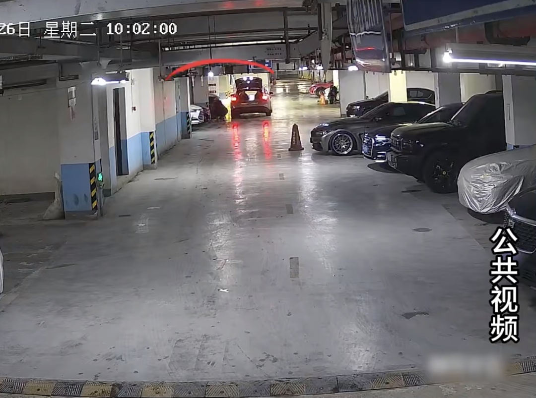 百万豪车停在地库,被“蚂蚁搬家式”拆光卖了...... 百万豪车停在地库,被“蚂蚁搬家式”拆光卖了......