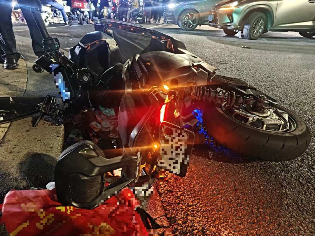 4人凌晨飙车,1人身亡,3人被控制!广东警方披露→ 4人凌晨飙车,1人身亡,3人被控制!广东警方披露→