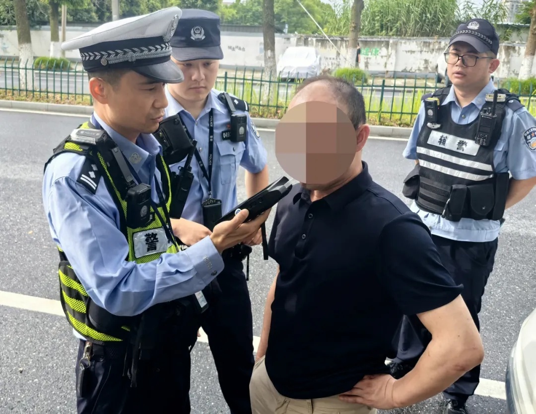 大清早发现自家车里躺了个人,海宁吴大姐报警,警方一查…… 大清早发现自家车里躺了个人,海宁吴大姐报警,警方一查……