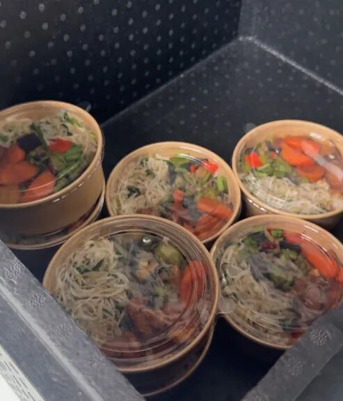 武汉两荤一素“一元盒饭”走红,主要面向网约车司机、环卫工人等 武汉两荤一素“一元盒饭”走红,主要面向网约车司机、环卫工人等