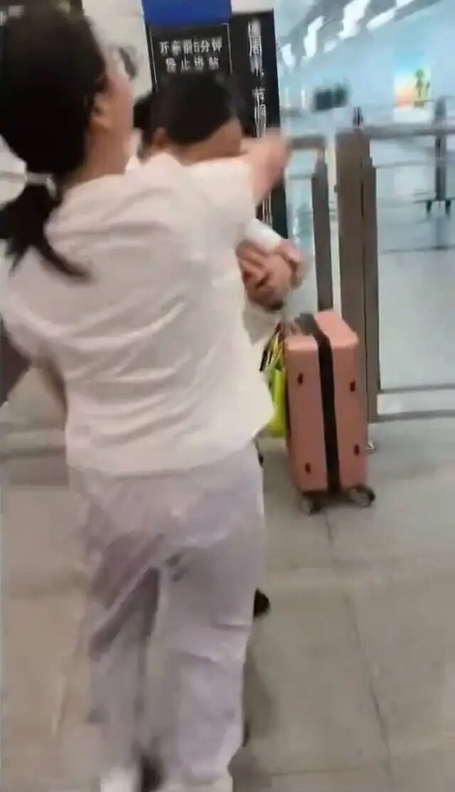 女子因错过列车检票时间,情绪失控辱骂、殴打工作人员 ,广州东站通报 女子因错过列车检票时间,情绪失控辱骂、殴打工作人员 ,广州东站通报