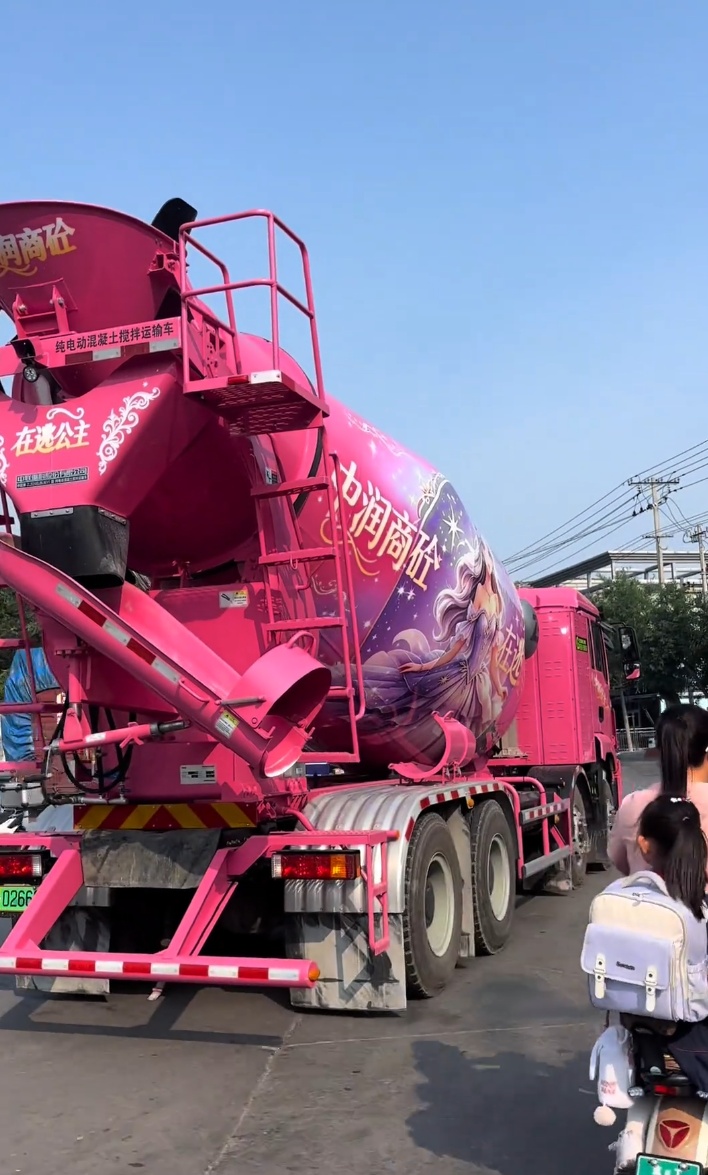 河北衡水现“在逃公主号”粉色混凝土料罐车,引多人合影 公司:老板有个女儿 河北衡水现“在逃公主号”粉色混凝土料罐车,引多人合影 公司:老板有个女儿