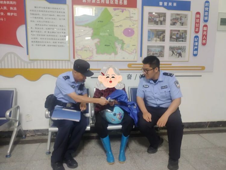 “自家种的，快收下”，镇江一男子在俩派出所门口扔下玉米就跑……