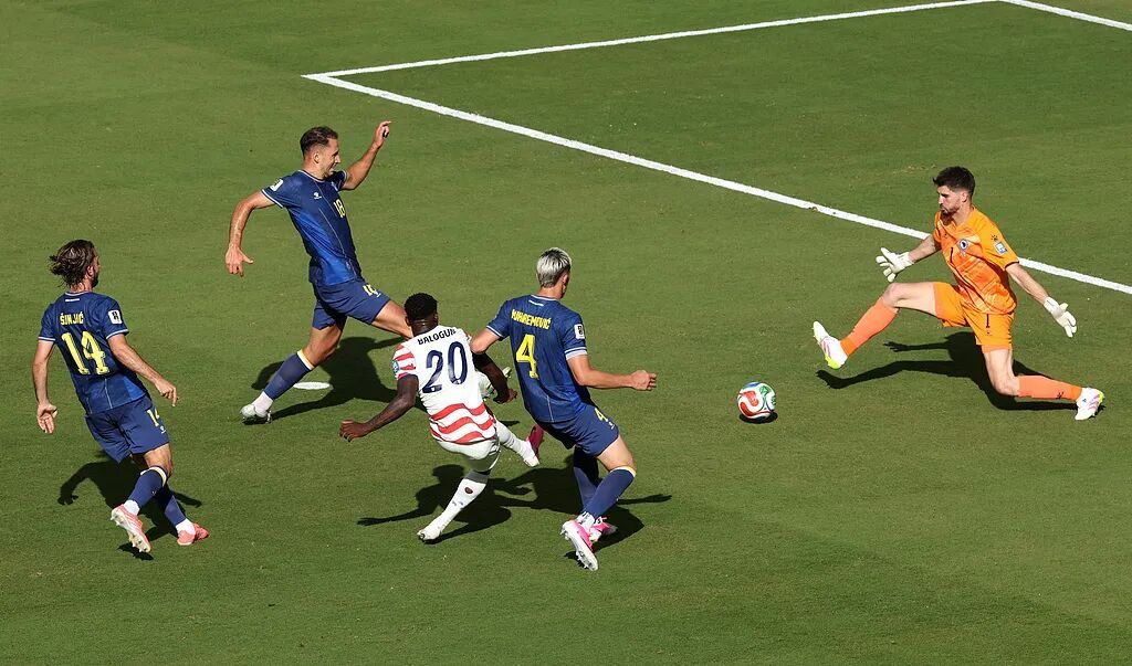 10人美国队2-0击败波黑晋级16强 将在1/8决赛迎战比利时 10人美国队2-0击败波黑晋级16强 将在1/8决赛迎战比利时