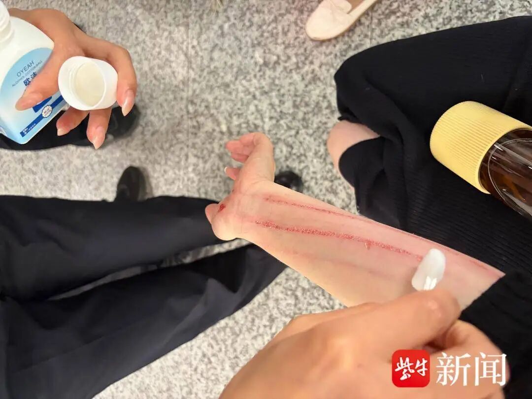 女子扶梯当"肉垫"救老人！摔伤二十多处却婉拒医药费：不想给老人增加负担