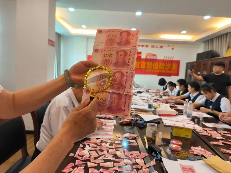 八旬老人撕碎20余万元养老金,银行拼接后成功兑换26.66万元:13个人20多天拼完 八旬老人撕碎20余万元养老金,银行拼接后成功兑换26.66万元:13个人20多天拼完