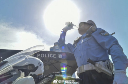 高温预警中，注意防晒避暑，户外工作更要及时补水