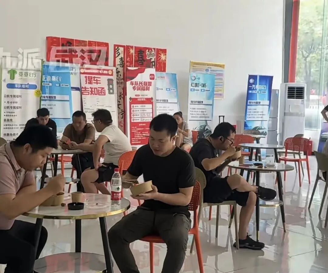 武汉两荤一素“一元盒饭”走红,主要面向网约车司机、环卫工人等 武汉两荤一素“一元盒饭”走红,主要面向网约车司机、环卫工人等