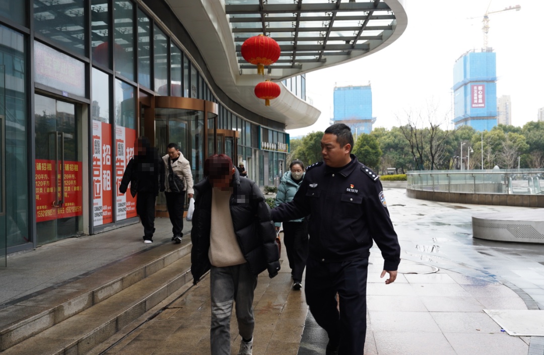 他下巴上那道5厘米的疤,离颈动脉只有2厘米 他下巴上那道5厘米的疤,离颈动脉只有2厘米