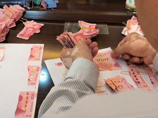八旬老人撕碎20余万元养老金,银行拼接后成功兑换26.66万元:13个人20多天拼完 八旬老人撕碎20余万元养老金,银行拼接后成功兑换26.66万元:13个人20多天拼完