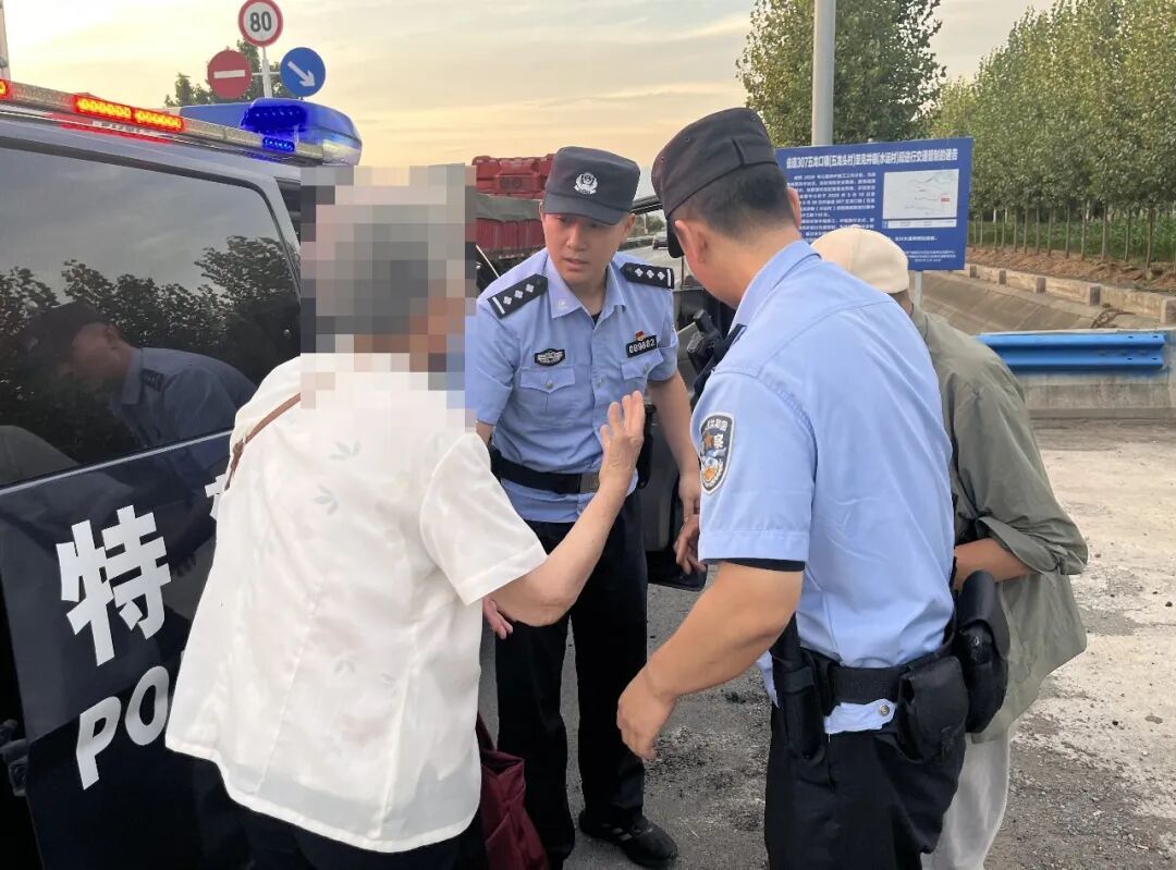 8万现金“完璧归赵”！八旬老人热泪纵横：“有你们真好！”