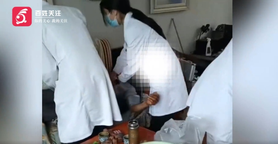 67岁老人误食野生菌中毒,放声高歌后陷入昏迷,家属:送医及时,老人已恢复意识 67岁老人误食野生菌中毒,放声高歌后陷入昏迷,家属:送医及时,老人已恢复意识