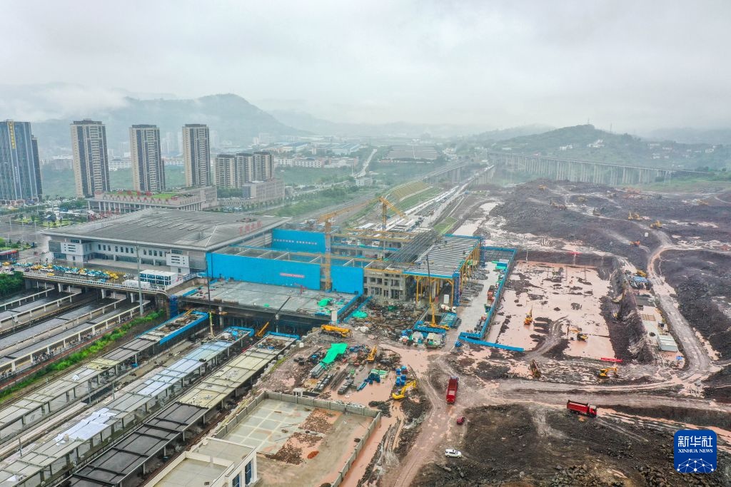 渝万高铁万州北站扩建工程站房主体完工