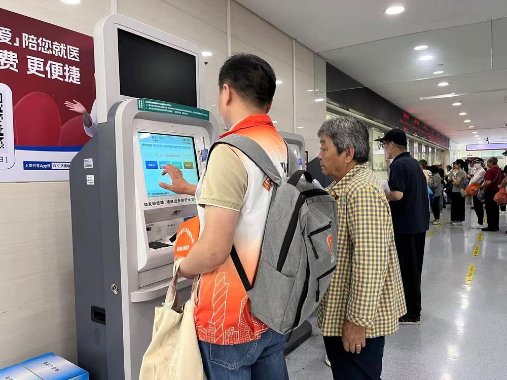 上海老年助医陪诊新规落地 陪诊师须持证上岗 上海老年助医陪诊新规落地 陪诊师须持证上岗