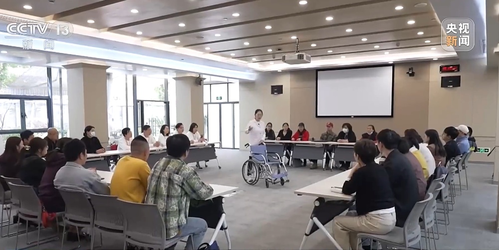 上海老年助医陪诊新规落地 陪诊师须持证上岗 上海老年助医陪诊新规落地 陪诊师须持证上岗