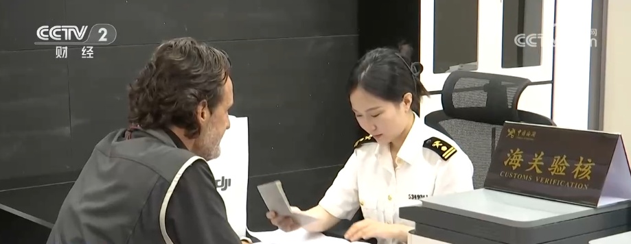 “全流程无纸化”“小额抽检制”落地 外国旅客体验“丝滑”退税“新”速度 “全流程无纸化”“小额抽检制”落地 外国旅客体验“丝滑”退税“新”速度