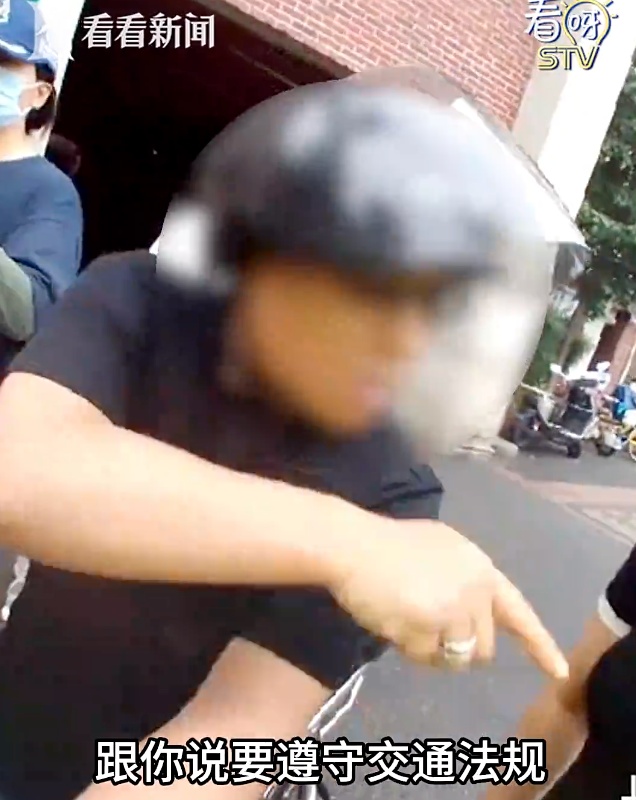 "等你娶了老婆就懂了!"上海男子当街央求民警!网友笑了:家庭地位一目了然 "等你娶了老婆就懂了!"上海男子当街央求民警!网友笑了:家庭地位一目了然