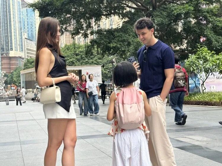 百姓记录|一瘸一拐的父亲,托举起7岁女儿对话世界的舞台 百姓记录|一瘸一拐的父亲,托举起7岁女儿对话世界的舞台