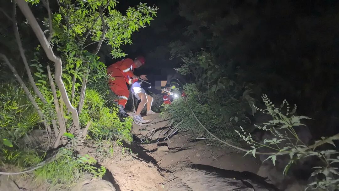 轻信徒步软件夜困野山!消防深夜营救 2 名登山者 轻信徒步软件夜困野山!消防深夜营救 2 名登山者