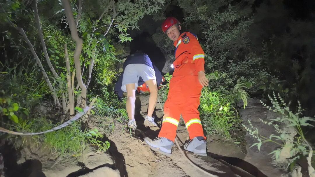 轻信徒步软件夜困野山!消防深夜营救 2 名登山者 轻信徒步软件夜困野山!消防深夜营救 2 名登山者