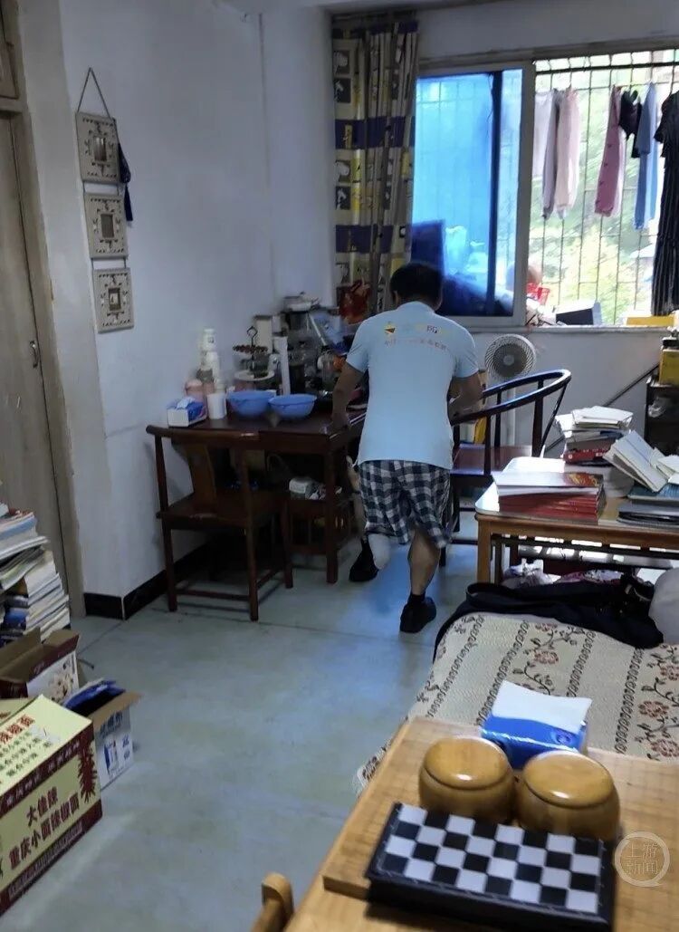 百姓记录|一瘸一拐的父亲,托举起7岁女儿对话世界的舞台 百姓记录|一瘸一拐的父亲,托举起7岁女儿对话世界的舞台