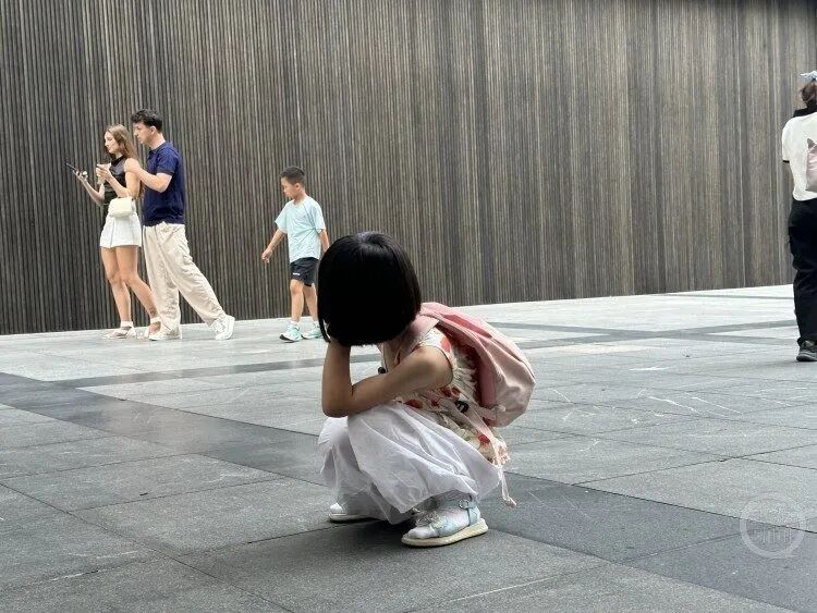 百姓记录|一瘸一拐的父亲,托举起7岁女儿对话世界的舞台 百姓记录|一瘸一拐的父亲,托举起7岁女儿对话世界的舞台