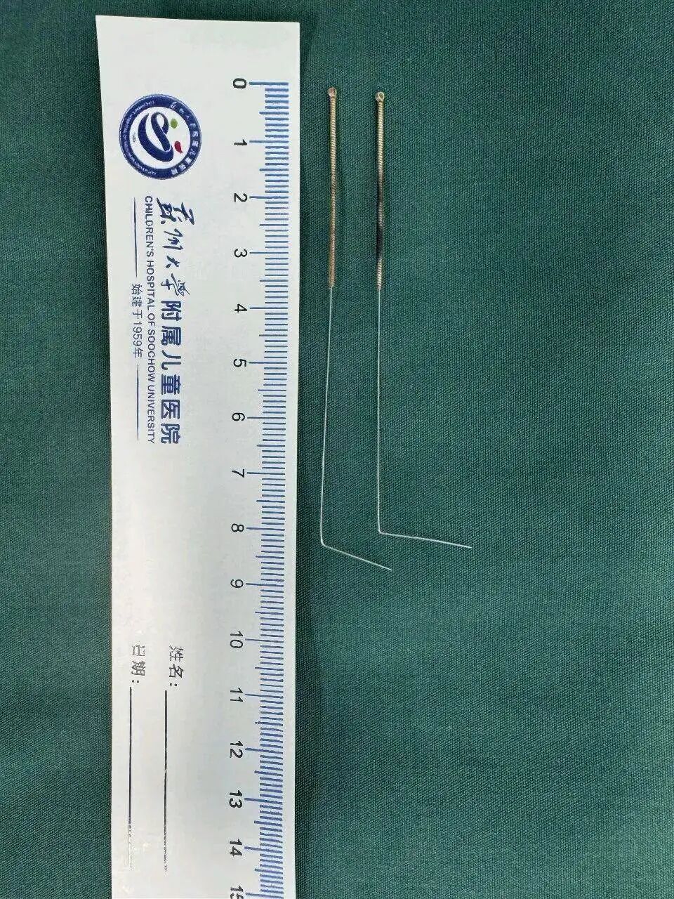 15岁男孩将两根10厘米长针塞入尿道，整整两周！直接进ICU