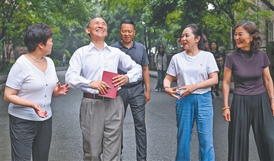 “多帮群众解决问题,才是本分”(“七一勋章”获得者) “多帮群众解决问题,才是本分”(“七一勋章”获得者)