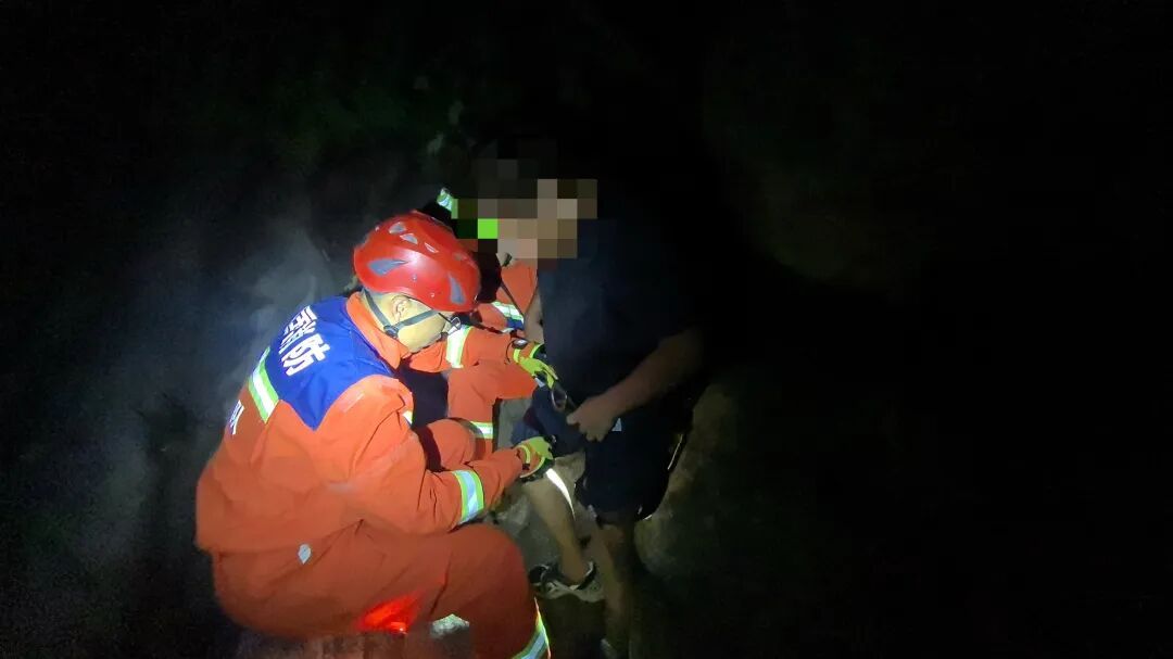 深夜野山失联!北京两名登山者山中迷路、手机断电,消防人员连夜搜救助二人脱险 深夜野山失联!北京两名登山者山中迷路、手机断电,消防人员连夜搜救助二人脱险