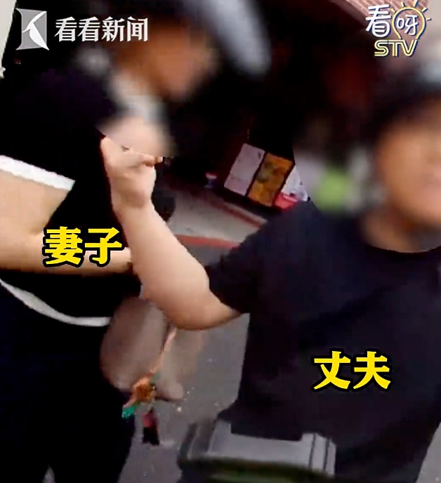 "等你娶了老婆就懂了!"上海男子当街央求民警!网友笑了:家庭地位一目了然 "等你娶了老婆就懂了!"上海男子当街央求民警!网友笑了:家庭地位一目了然