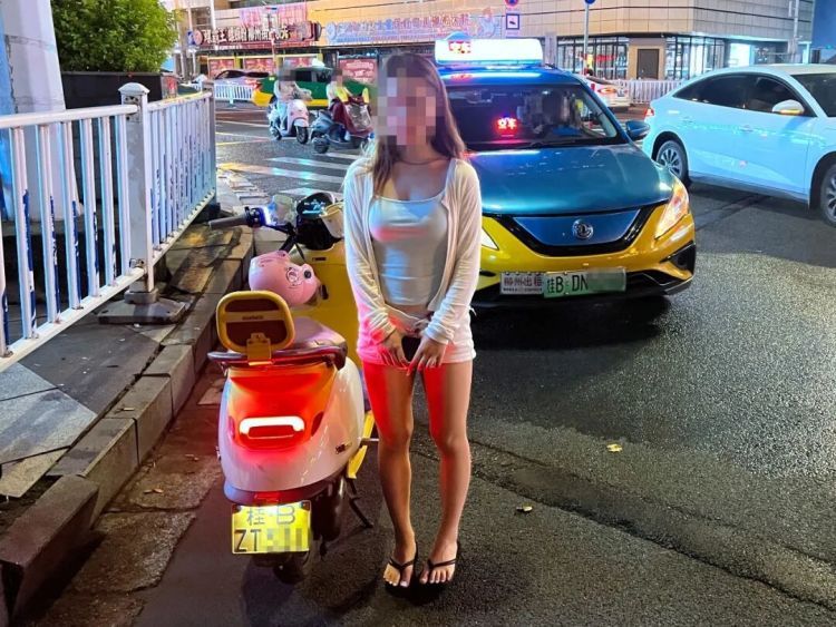 女友骑电车被查,男友跟着一起被罚!只因…… 女友骑电车被查,男友跟着一起被罚!只因……