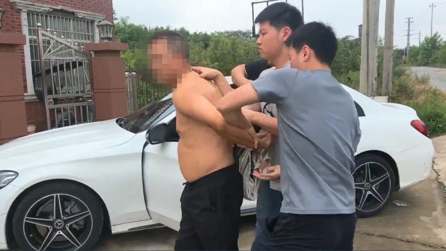 广州开往香港列车上,两男子趁乘客睡着,从其挎包中偷走10000元,民警调监控发现两人利用视觉盲区连续触碰多人背包,在河南把人抓获 广州开往香港列车上,两男子趁乘客睡着,从其挎包中偷走10000元,民警调监控发现两人利用视觉盲区连续触碰多人背包,在河南把人抓获