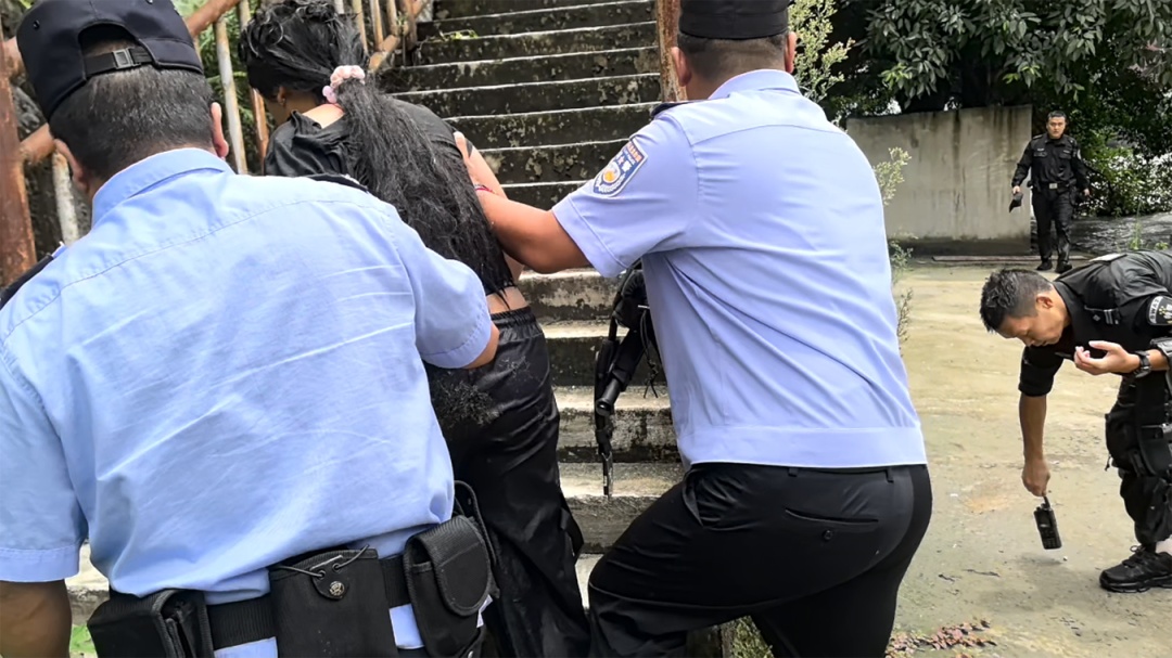 点赞！见女子落入怒江，他毫不犹豫纵身一跃→