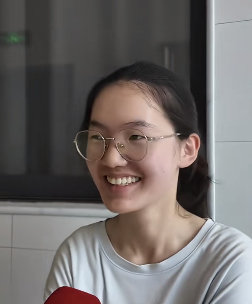 浙江阿姨资助12年的河南女孩，高考699分！
