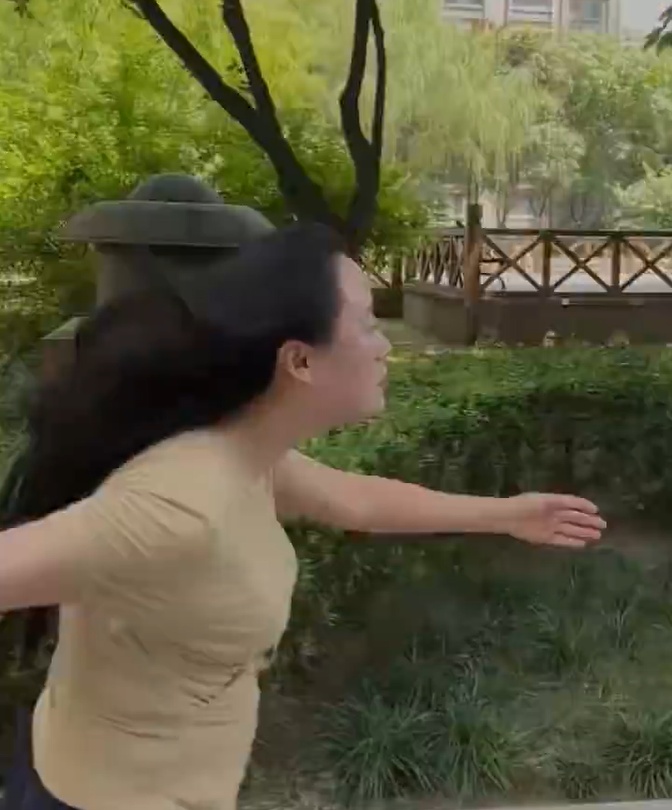 “太狂拽酷霸炫！”不愧世界杯最出圈的男人，哈兰德魔性走路模仿秀火了