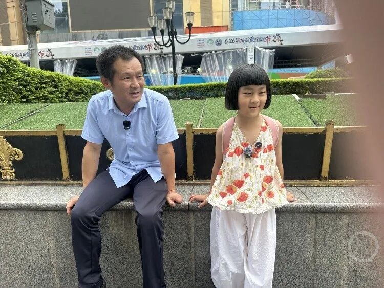 百姓记录|一瘸一拐的父亲,托举起7岁女儿对话世界的舞台 百姓记录|一瘸一拐的父亲,托举起7岁女儿对话世界的舞台
