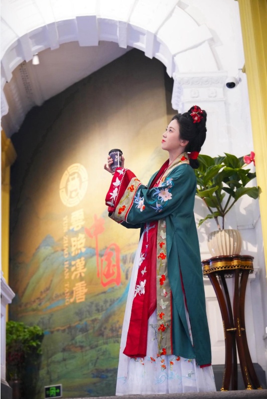 都在买买买!“国潮”圈粉年轻人,这条“赛道”突然火了…… 都在买买买!“国潮”圈粉年轻人,这条“赛道”突然火了……