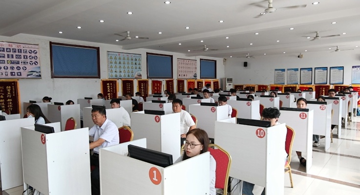 山东德州:暑期经济持续升温 准大学生迎来多重“红利” 山东德州:暑期经济持续升温 准大学生迎来多重“红利”