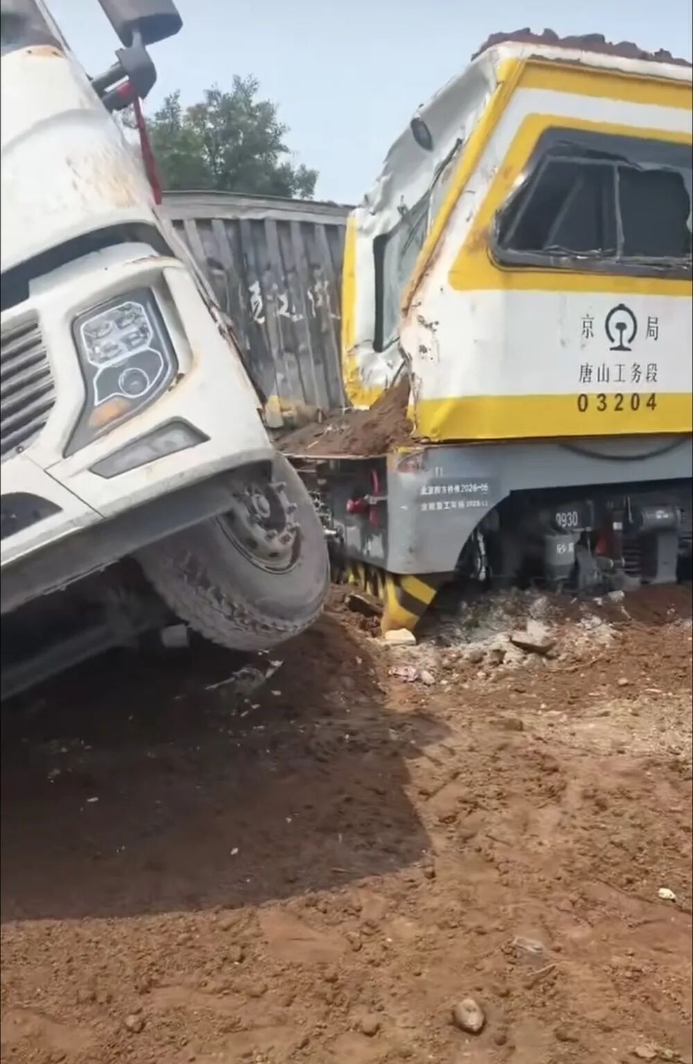 河北一大型货车与火车相撞,致火车脱轨,铁路工务段:正在处理,没有人员伤亡 河北一大型货车与火车相撞,致火车脱轨,铁路工务段:正在处理,没有人员伤亡
