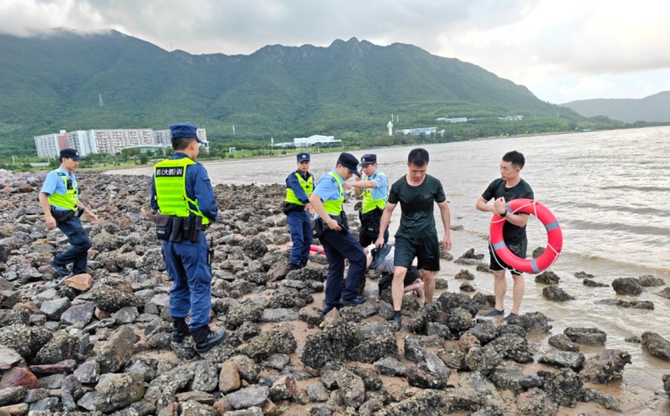 紧急!海边一男子突然走向深海轻生,他们冲上去了…… 紧急!海边一男子突然走向深海轻生,他们冲上去了……