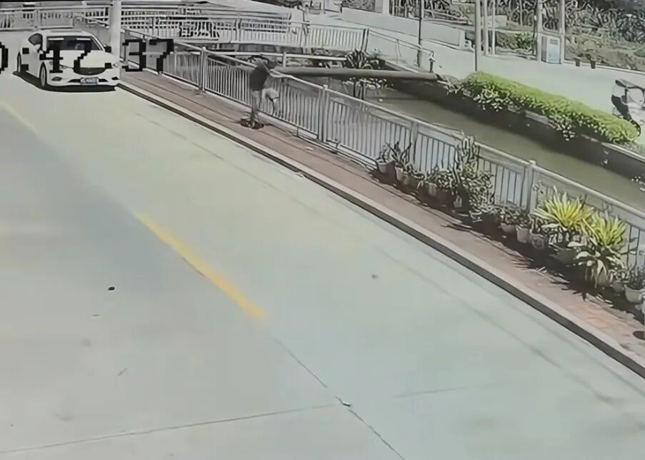广东通报男子将一女孩丢进水沟:男子与女孩系家人,已送精神病医院治疗,女孩身体无碍 广东通报男子将一女孩丢进水沟:男子与女孩系家人,已送精神病医院治疗,女孩身体无碍
