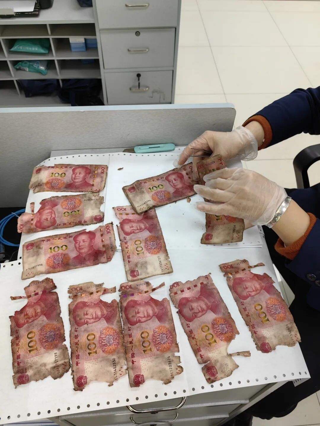 八旬老人撕碎20万养老金 银行拼接后兑换26万 比预想多出6万 八旬老人撕碎20万养老金 银行拼接后兑换26万 比预想多出6万