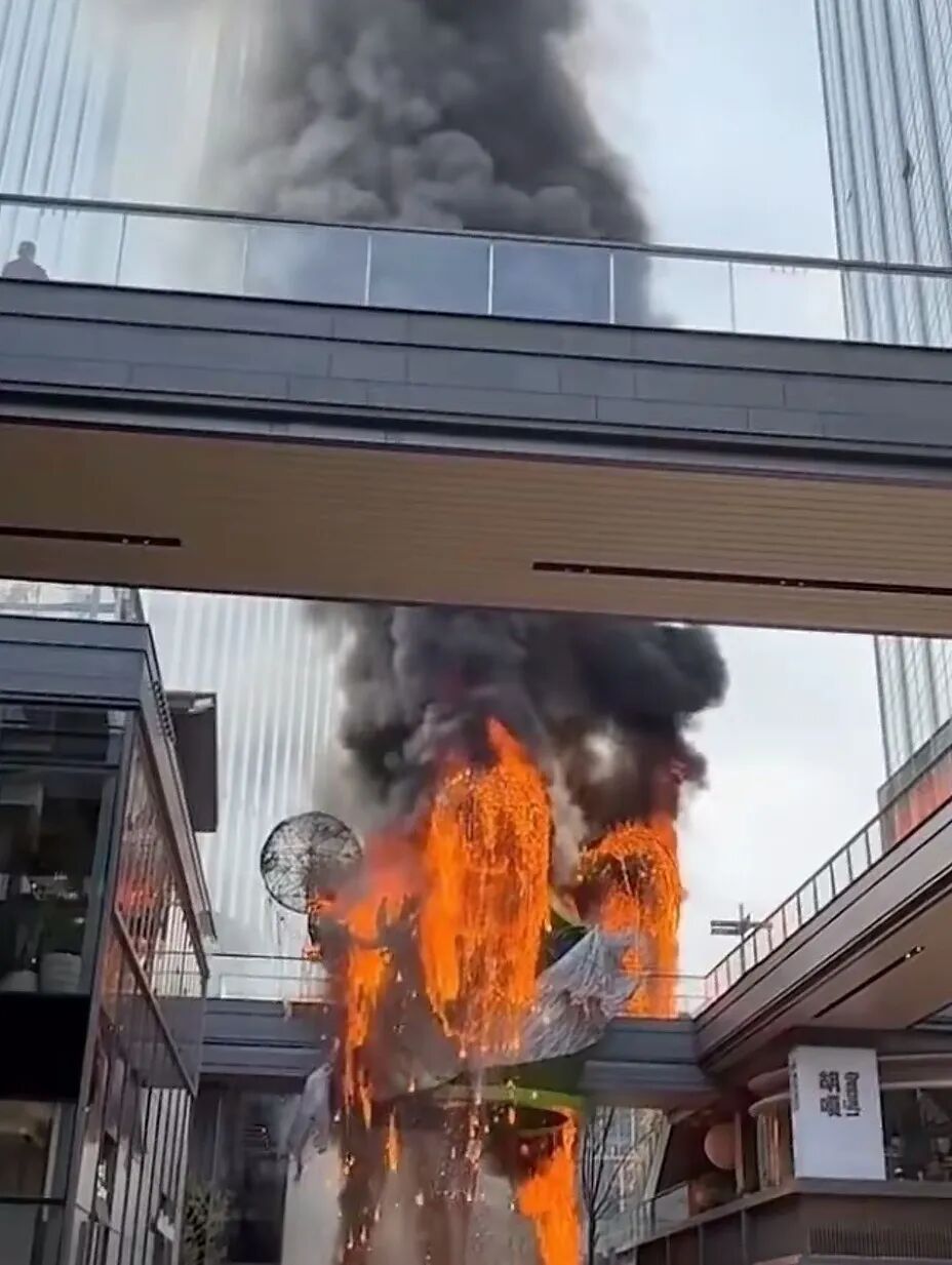 “火球”不断掉下！广西一商场吊顶起火