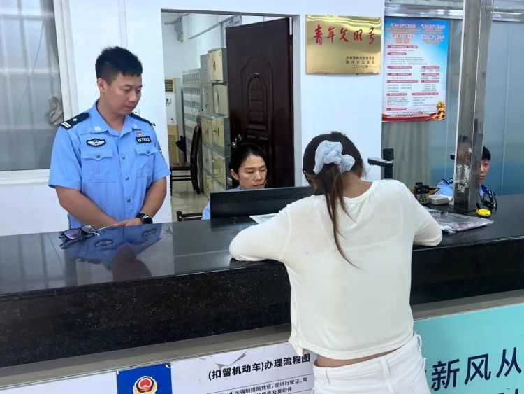 女友骑电车被查,男友跟着一起被罚!只因…… 女友骑电车被查,男友跟着一起被罚!只因……