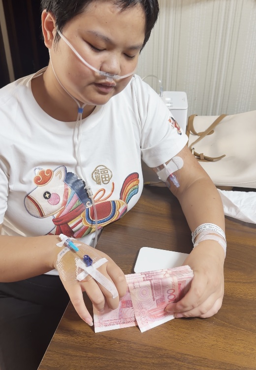 “地铁吐血女孩”多次收到病危通知单,随时面临生命危险 “地铁吐血女孩”多次收到病危通知单,随时面临生命危险