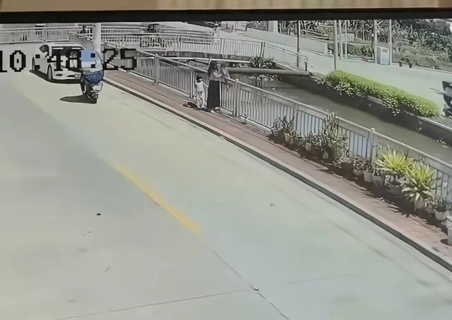 广东通报男子将一女孩丢进水沟:男子与女孩系家人,已送精神病医院治疗,女孩身体无碍 广东通报男子将一女孩丢进水沟:男子与女孩系家人,已送精神病医院治疗,女孩身体无碍