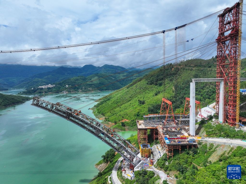 黄百铁路红水河铁路大桥拱肋吊装过半 黄百铁路红水河铁路大桥拱肋吊装过半